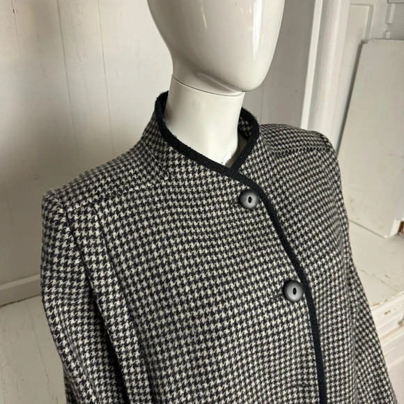vintage: 60s 70s Houndstooth Black & White Wool Coat w Black Trimmed Edge - Picture 3 of 13